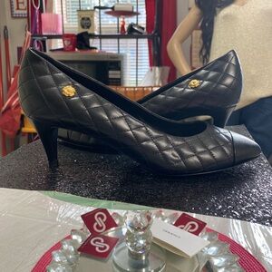 NWT Chanel Quilted Camellia Lambskin
Leather Cap Toe Pumps Heels Black